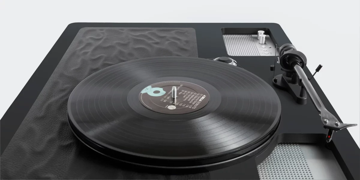 Vinyl-Plattenspieler, Lautsprecher und Retro-Möbel; Massivholz und Aluminiumbedienfeld. Limited Edition von SupaKitch