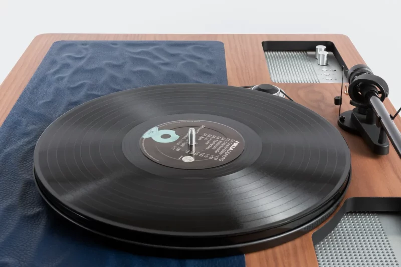 Vinyl-Plattenspieler, Lautsprecher und Retro-Möbel; Massivholz und Aluminiumbedienfeld. Limited Edition von SupaKitch