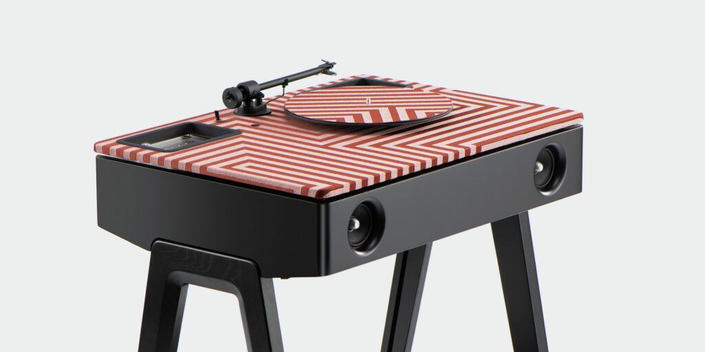 Produktbild zoom der Special Edition LX-Turntable Lelièvre Hera von La Boite concept, entworfen von Lelièvre, zeigt High-Fidelity-Plattenspieler in Designer-Möbel integriert.